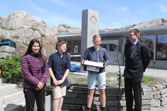 3 elevrådselever fra Lindesnes ungdomsskole fikk legorobotsett overrekt av Teknas visepresident Dag Waaler. Elevrådsrepresentanter fra Lindesnes Ungdomsskole tok i mot en gave fra Tekna, et legorobotsett. Fra venstre: Morvarid Dalin, Lard Andreas Fladstad og Stefan Kerie