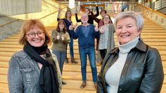 GLAD GJENG: Karin Julsrud (t.v.) og Ingrid Guldvik foran noen av de som har vært med på å få på plass de to nye doktorgradsprogrammene ved Høgskolen i Innlandet. (Foto: Høgskolen i Innlandet)