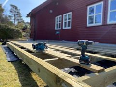 Et sikkert vårtegn i Norge er når terrassebyggingen tar til. Foto: Grønt Fokus