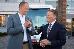 Samferdselsminister Ketil Solvik-Olsen og konsernsjef i Bertel O. Steen Bjørn Maarud i prat rundt den selvkjørende bussen.
Foto: Jarle Nyttingnes / Bertel O. Steen