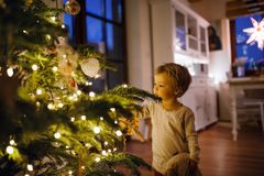 MÅ SKRUS AV: Julebelysning skaper stemning for store og små, men må alltid skrus av om natten og når du skal bort. Et enkelt grep øker sikkerheten.