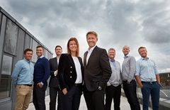 Til stede ved signering av avtalen var, fra venstre; Morten Andersen, prosjektleder – Magnus Brekke, produktsjef – Kristian Rannov Kårstad, prosjektutvikler og Camilla Krogh, konserndirektør bygg, samtlige fra Skanska Norge AS. Videre Øivind Solbakken, adm. direktør Bertel O. Steen Eiendom AS, Rune Carlsen, prosjektdirektør Bertel O. Steen Eiendom AS, Rune Hauglin, prosjektleder Prodecon AS og Stian Olaf Kalsaas, prosjektleder Prodecon AS. Foto: Jarle Nyttingnes / Bertel O. Steen