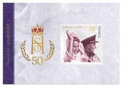 Brudeparet på vei fra Oslo domkirke til Slottet i åpen bil. På miniatyrarket vises detaljer fra kronprinsesse Sonjas brudekjole og kongeparets monogram til gullbryllupet.