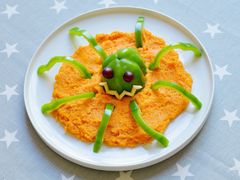 Gresskarmos som er gøy å servere til Halloween - f.eks. som dipp til grønnsaksnacksen. Lag edderkoppmønster av grønn paprika.