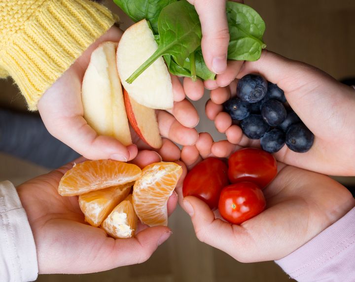 Store deler av befolkningen spiser i dag for lite frukt, bær og grønnsaker. Det er trist, for disse matvarene bidrar til å gi både farge og god smak til alle dagens måltider.
