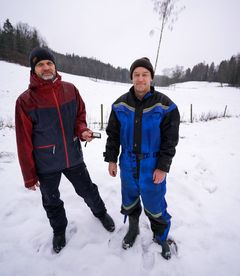 Professorer J.G. Gjevestad (l.) og R. Bischof (r.), viser frem den nyeste versjonen av GPS-halsbåndet utviklet ved NMBU. Foto: S. Schowanek