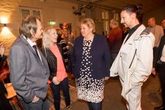 MØTTE STATSMINISTEREN: Christer, Gro og Sondre fra «Petter uteligger: En ny sjanse» i samtale med statsminister Erna Solberg. Foto: Espen Solli/TV 2