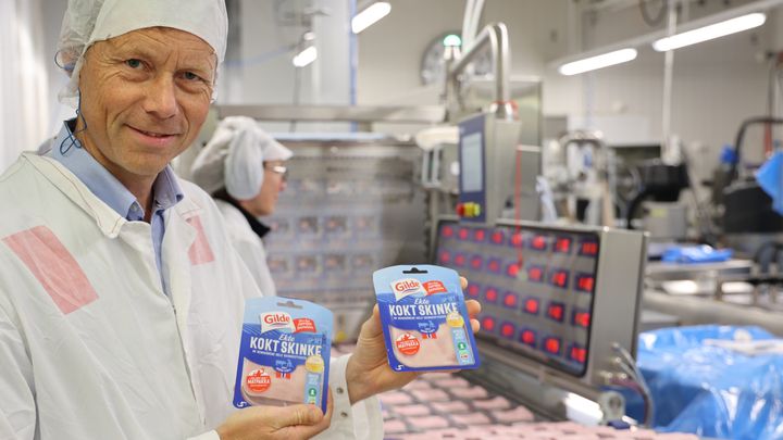 Fabrikksjef Svein Ingar Johansen forteller at Norturafabrikken i Sarpsborg produserer hele 220 tonn med Ekte kokt skinke i ukene før skolestart. Foto: Nortura/Pål Engh