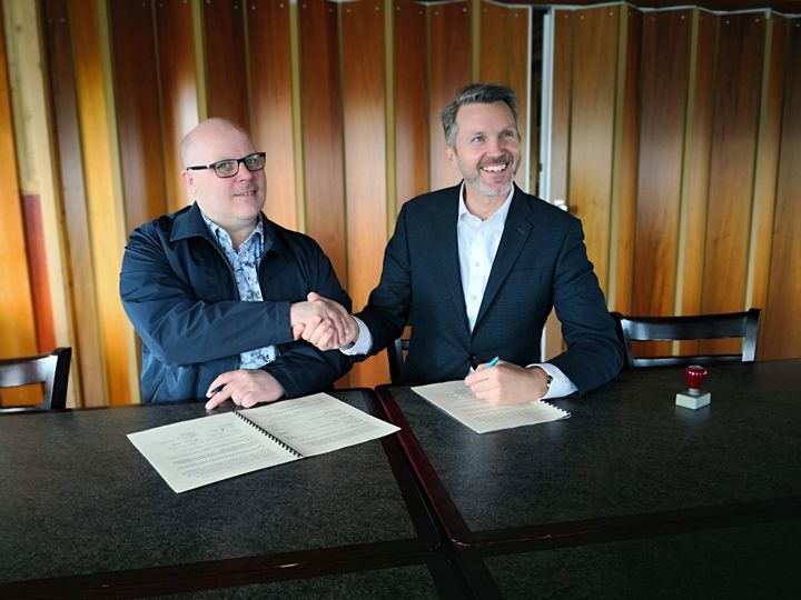 Ordfører Trond Einar Olaussen og kystdirektør Einar Vik Arset signerte forskutteringsavtalen for Gamvik fiskerihavn. (Foto: Kystverket)