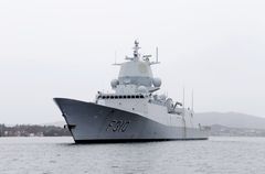 Hvert år spares miljøet for 3000 tonn karbondioksid og 60 tonn nitrogenoksider pr. fregatt når de ligger til landstrøm på Haakonsvern. Her legger KNM Fritjof Nansen til kai i 2013. Nå vi Forsvarsbygg øke kapasiteten. Foto: Thorbjørn Kjosvold, Forsvarets mediesenter.