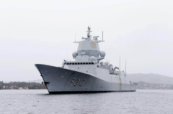 Hvert år spares miljøet for 3000 tonn karbondioksid og 60 tonn nitrogenoksider pr. fregatt når de ligger til landstrøm på Haakonsvern. Her legger KNM Fritjof Nansen til kai i 2013. Nå vi Forsvarsbygg øke kapasiteten. Foto: Thorbjørn Kjosvold, Forsvarets mediesenter.