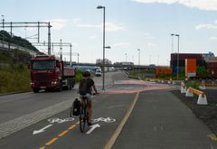 Trygg ferdsel for alle. Det er mange syklister som bruker sykkelvegen langs "havneveien" Kongshavnveien. Foto: Hans Kristian Riise