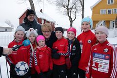 Jentene fra Hadeland kvinnefotball, 11-årslag krevde full momskompensasjon da de møtte kulturminister Trine Skei Grande under regjeringsforhandlingene på Hadeland i vinter. Fra venstre: Anna Hvattum, Kjersti Jørstad, Amalie Granaasen-Bjørge, Mari Østdahl, Ingeborg Dæhlen, Mari Haugen, Ingrid Kamilla Helgaker, sammen med Terje Breivik og Trine Skei Grande. Foto: Per Tøien / NIF