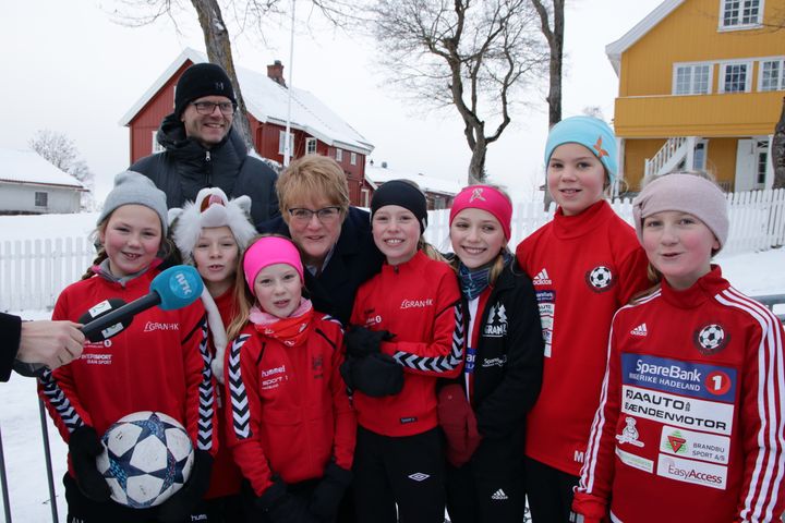 Jentene fra Hadeland kvinnefotball, 11-årslag krevde full momskompensasjon da de møtte kulturminister Trine Skei Grande under regjeringsforhandlingene på Hadeland i vinter. Fra venstre: Anna Hvattum, Kjersti Jørstad, Amalie Granaasen-Bjørge, Mari Østdahl, Ingeborg Dæhlen, Mari Haugen, Ingrid Kamilla Helgaker, sammen med Terje Breivik og Trine Skei Grande. Foto: Per Tøien / NIF