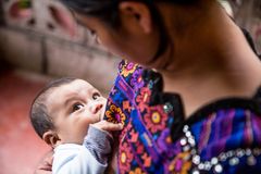 Eva Ramírez ammer sønnen sin, Junior Chales Ramírez, som er seksten måneder gammel. De bor i Chicoy, Huehuetenango, Guatemala. Amming bekjemper feilernæring og beskytter helsen til mor og barn. Amming fremmer også sunn vekst og den beste mulige utviklingen i tidlig barndom. Foto: UNICEF/Patricia Willocq.