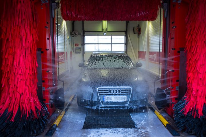 NÅ SKAL BILEN BLI MAIKLAR. – Folk vil gjerne at bilen skal være skinnende ren til 17. mai, sier Anders Hagen i Circle K Norge. Foto: Johnny Syversen
