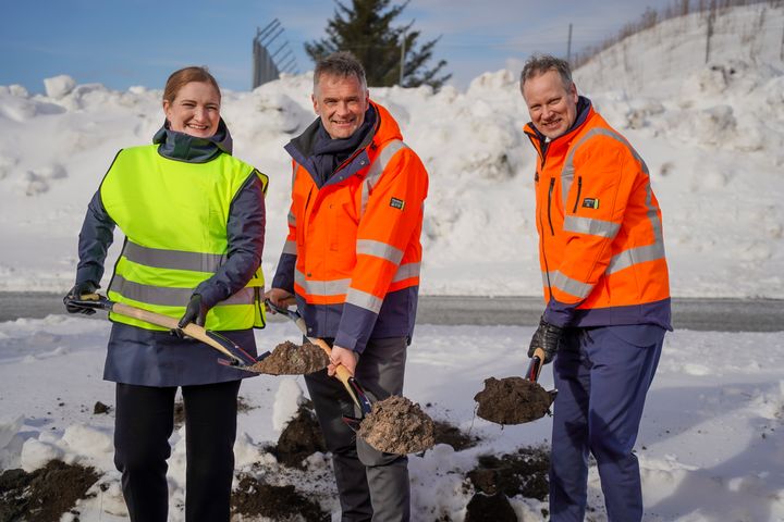 Mayor of Bodø Ida Pinnerød, Avinor’s CEO Abraham Foss and Minister of Transport and Communications Jon-Ivar Nygård was also present at the ceremony at the location for the new airport (Photo: Øystein Løwer / Avinor)