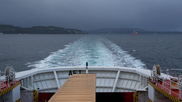 Samferdselsministeren og kommunal- og moderniseringsministeren skal på befaring av Hordfast-prosjektet og ta ferja over Bjørnafjorden. Foto: Henrik Jonassen/SD
