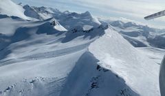 Vær obs på at det mange steder i hele landet ligger uvanlig store skavler. Dette bildet viser store toppskavler mellom Trolltind og Åbittind (Romsdalen/Trollheimen), men er gjeldende for mange steder i landet. Dette skavlbruddet har ført til et stort skred i snøen nedenfor. Hold god avstand til skavler. Foto: Arnfinn/Forsvaret/Regobs, 7. april 2020.