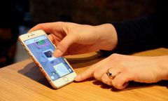 I appen kan pasienter med inflammatorisk tarmsykdom legge inn bilder markert med en farge som viser humøret deres. Slik kan de få en oversikt over eget sykdomsbilde. Foto: Julie Kalveland/UiO