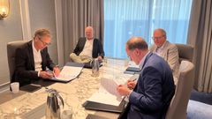 Ingolv Høyland (styreleder Reitan E.C. Dahls Eiendom) og Tor Arne Midtskogen (konserndirektør Skanska Norge) signerer kontrakten om bygging, mens Svein Erik Nordbotten (adm. dir. E.C. Dahls Eiendom) og Trond Krogstadmo (regiondirektør Skanska Bygg Midt/ Vest) bivåner.