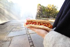 Fra 4. november blir en litt sunnere pølse å finne på grillen i utvalgte Narvesen-butikker. De nye veganpølsene har tre ganger så mye protein, og er til forveksling lik vanlige pølser – både i utseende og smak.