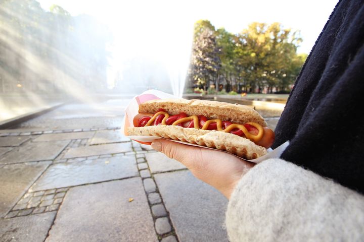 Fra 4. november blir en litt sunnere pølse å finne på grillen i utvalgte Narvesen-butikker. De nye veganpølsene har tre ganger så mye protein, og er til forveksling lik vanlige pølser – både i utseende og smak.