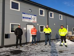 Foran servicebygget på Roverud døgnhvileplass på åpningsdagen. F. v. innehaver av døgnhvileplassen Terje Furuseth, Brandval Bil AS/TF Maskin , Cato Løkken, Statens vegvesen, forbundsleder Tore Velten, NLF, og Lars Rune Hagen, Odal NLF. (Foto: Siv Kilskar / Statens vegvesen)