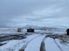 Bildet viser det nedlagte brannøvingsfeltet ved Svalbard Lufthavn. Her er det mye PFAS i grunnen og naturen på Svalbard er sårbar for forurensning. Derfor er opprydding av PFAS ved Svalbard Lufthavn høyt prioritet. Foto: Karen Marie Haug / Miljødirektoratet.