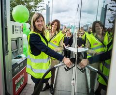 Circle K Norge har lansert milesBIO HVO100, en fornybar diesel med miles additiv som reduserer CO2-utslippene med inntil 90 prosent og drivstoffkostnadene med inntil 2,3 prosent. Her fyller Ada Helen Schjelderup, direktør for drivstoff, de første literne sammen med Lene Langrusten, kategoriansvarlig innkjøp i Posten Norge. Foto: Johnny Syversen / Circle K