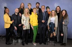 FØRSTE LIVESENDING: Artistene Nosizwe Baqwa, William Hut, Elg, Guri Schanke, Frida Ånnevik, Chris Medina, Daniel Owen, Jannike Kruse, Eirik Søfteland og Marianne Sveen sammen med ekspertene Bertine Zetlitz og Ivar Dyrhaug. Foto: Espen Solli/TV 2