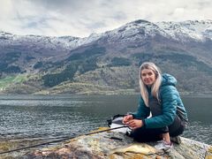 Landets største fiskeinfluencer, Jeanett Brudeseth Bersås, er en av fiskerne som har bidratt i registreringen av fiskeplasser på Vestlandet.