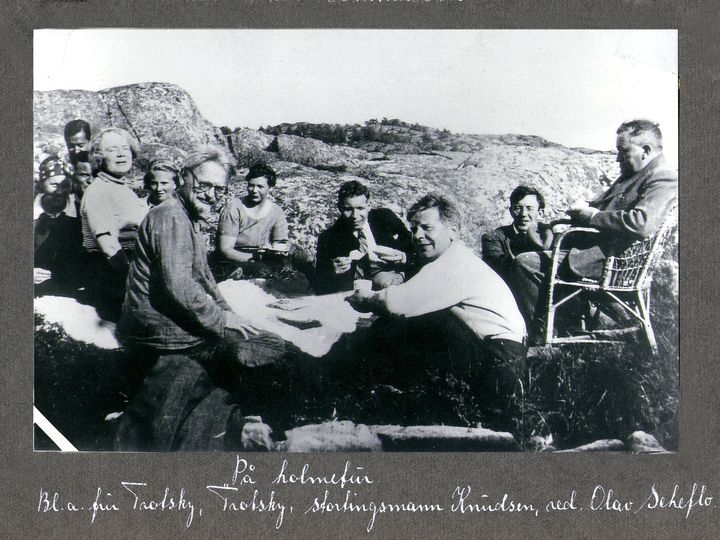 Leo Trotskij og kona på piknik på Sørlandet. Foto: Avisen Sørlandet/ Arkivverket/Statsarkivet i Kristiansand.