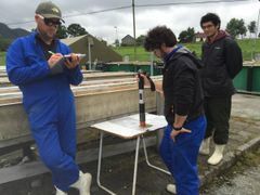 Forskerne målte primærproduksjon, hvor mye alger som produseres, ved hjelp av instrumentet som heter Benotorch, som er et instrument om måler klorofyll a. Foto: LIne Sundt-Hansen / NINA