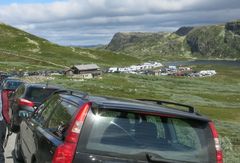 Populære utfartssteder og turistmål vil få høyt trykk på parkeringsmulighetene i sommer. Her fra veien ved Gaustatoppen ved Rjukan. (Foto: If)