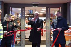 Stasjonsdriver Ida Burud og Circle K-sjef Thomas Støkken følger med mens Larvik-ordfører Rune Høiseth klipper snoren og formelt åpner Circle K Ringdalskogen. Foto: Trond Eriksen