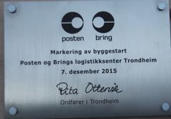 Denne plaketten skal plasseres ved inngangspartiet i det nye logistikksenteret. FOTO: Jørn Michalsen/ Posten