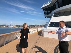 Næringsminister Iselin Nybø og kaptein Rune Andreassen ombord på MS Fridtjof Nansen. Foto: Trond Viken, NFD
