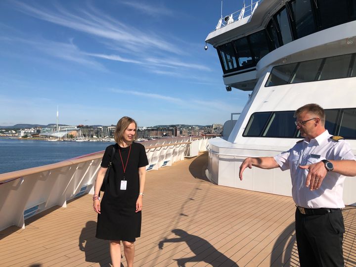 Næringsminister Iselin Nybø og kaptein Rune Andreassen ombord på MS Fridtjof Nansen. Foto: Trond Viken, NFD