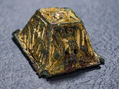 Pyramideformet beslag av gull og bronse. Blei funne i ein grav frå vikingtid i 1900 i Suldal. Foto: Annette Øvrelid, Arkeologisk museum, UiS