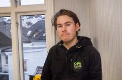 Hans-Peter Hole har tatt fagbrev i glassfaget som såkalt praksiskandidat, det vil si med fem års arbeidspraksis og en fagprøve. Neste måned starter han på Glass og Fasadeforeningens mesterutdanning. Foto: Otto von Münchow