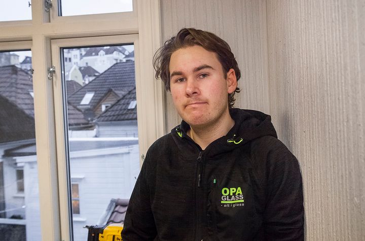 Hans-Peter Hole har tatt fagbrev i glassfaget som såkalt praksiskandidat, det vil si med fem års arbeidspraksis og en fagprøve. Neste måned starter han på Glass og Fasadeforeningens mesterutdanning. Foto: Otto von Münchow