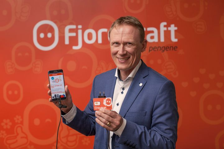 Fjordkraft-sjef Rolf Barmen lanserer mobilabonnement for de under 30 år. Foto: Hanne Solheim.