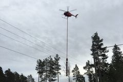 Agder Energi Nett bruker helikopter med sag for å vedlikeholde sikkerhetsavstandene fra vegetasjonen og strømførende linjer, samt gjøre kantskogen sterkere for vind og snø.