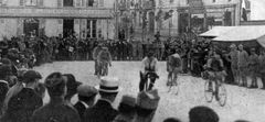 Publikum samlet for Touren for 100 år siden