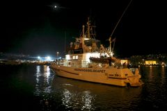 Redningsskøyta «Peter Henry von Koss» på vei ut fra havna i Mytilini for en ny nattpatrulje.