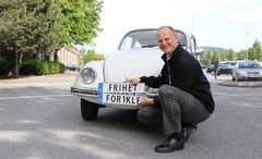 15. juni ble det mulig å søke om personlig bilskilt. Samferdselsminister Ketil Solvik-Olsen kunne under pressemøtet på Risløkka trafikkstasjon vise fram noen eksempler. Foto: Frøydis Tornøe/Samferdselsdepartementet
