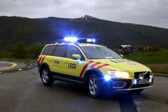 Legebilen til Stiftelsen Norsk Luftambulanse bemannes med anestesilege og paramedic under sykkelrittet. Foto: Fredrik Naumann/Felix Features