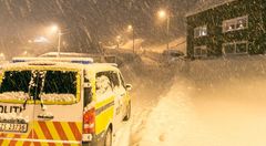 Politiet stengte av et område i Honningsvåg på grunn av snøskredfare. Innbyggere i området ble evakuert 13. januar, men kunne torsdag 16 januar vende hjem igjen etter at NGI/NVE hadde befart området. Foto: Raymond Elde / Radio Nordkapp