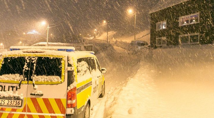 Politiet stengte av et område i Honningsvåg på grunn av snøskredfare. Innbyggere i området ble evakuert 13. januar, men kunne torsdag 16 januar vende hjem igjen etter at NGI/NVE hadde befart området. Foto: Raymond Elde / Radio Nordkapp